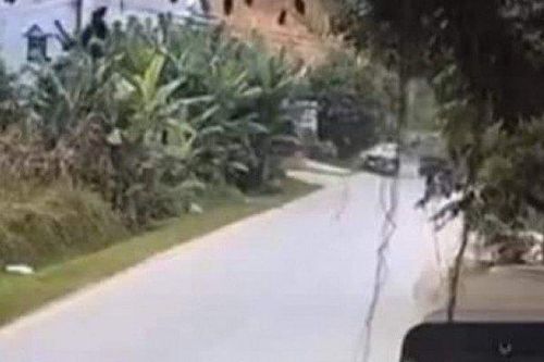 Clip: Xe máy lao đầu vào ô tô ở khúc cua, 2 người gặp đại nạn