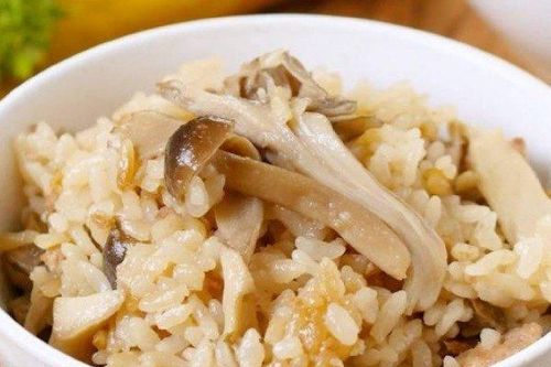 Cách nấu món cơm 'lười' với thịt heo và nấm cho ngày nghỉ thảnh thơi