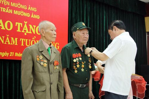 Trao Huy hiệu 70 năm tuổi Đảng cho hai đảng viên là Chiến sĩ Điện Biên
