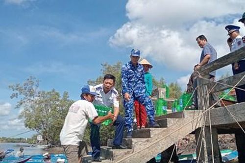 Hải đoàn 42 chia sẻ khó khăn với người dân vùng hạn mặn Năm Căn