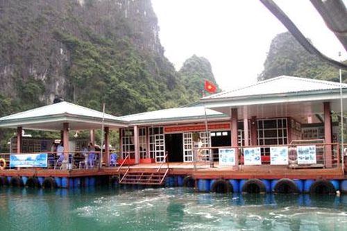 Tạm dừng đón khách tại Trung tâm Văn hóa nổi Cửa Vạn trên vịnh Hạ Long