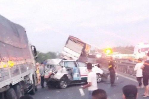 Taxi biến dạng sau va chạm kinh hoàng với 2 xe tải trên cao tốc: 1 người tử vong