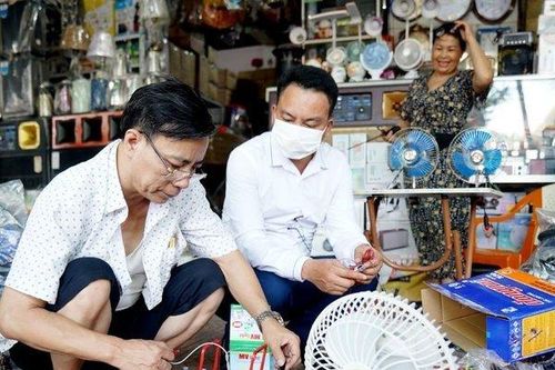 Chớm hè, người dân Hà Nội đổ xô sắm quạt tích điện để ứng phó với nắng nóng