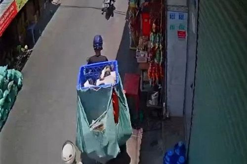 Nam shipper khóc ròng vì mất cả xe với gần trăm đơn hàng trong tích tắc