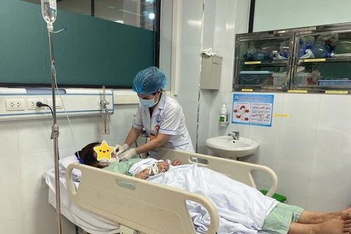 Vượt biển, xuyên đêm cấp cứu bệnh nhân tai nạn giao thông nguy kịch