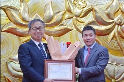 Trao Kỷ niệm chương tặng Đại sứ Nhật Bản tại Việt Nam