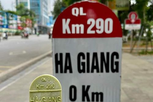 Độc lạ: Du khách rần rần check-in cùng que kem 'cột mốc Hà Giang 0 Km'