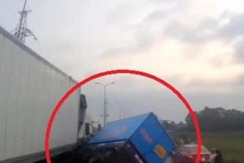 Clip: Tông dính đầu vào xe container, xe tải bị kéo lê xềnh xệch