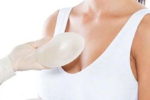 Người phụ nữ bất ngờ khi nghe bác sĩ chỉ ra 'thủ phạm' khiến một bên ngực biến dạng