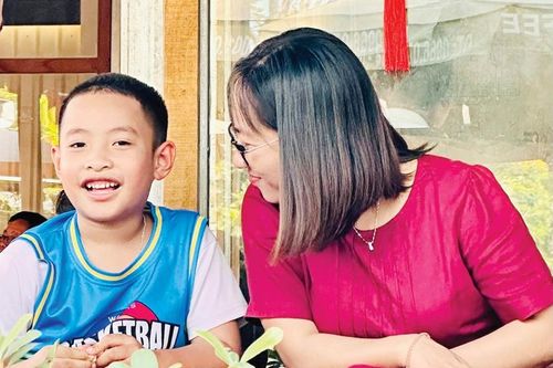 'Lùi lại' để sống bên con