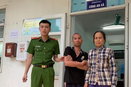 Công an xã giúp đỡ người bị thiểu năng trí tuệ đi lạc về với gia đình