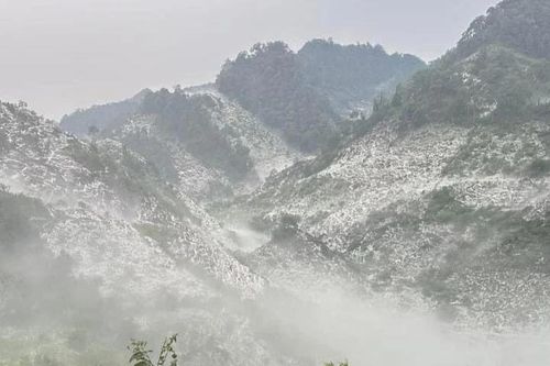 Mưa đá trắng xóa như 'tuyết' ở huyện vùng cao Vân Hồ