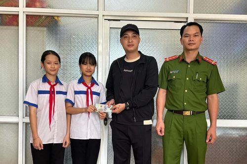Nhặt được tiền, 2 học sinh tới công an trình báo tìm người trả lại