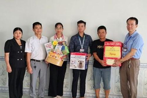 Thăm hỏi, tặng quà các hộ gia đình có người thân bị tai nạn lao động
