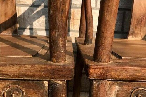 Cụ ông bán 2 chiếc ghế cũ nhặt được, 'đại gia' liền mua với giá 80 tỷ đồng