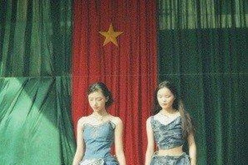 Hà Tĩnh: Bộ sưu tập độc đáo từ vải jeans cũ của nhóm học sinh gây sốt