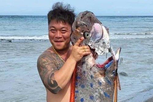 Người đàn ông câu được con cá mái chèo khổng lồ dài 6m, nặng 130kg