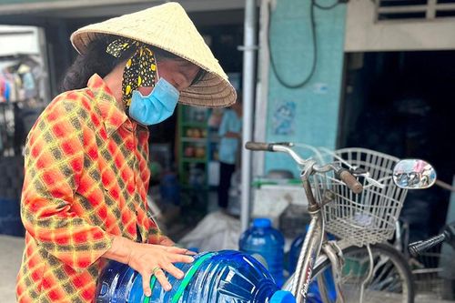 Vận chuyển hàng ngàn mét khối nước ngọt tặng người dân vùng hạn, mặn