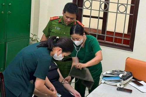 Kịp thời cứu người lao xuống hồ Tây