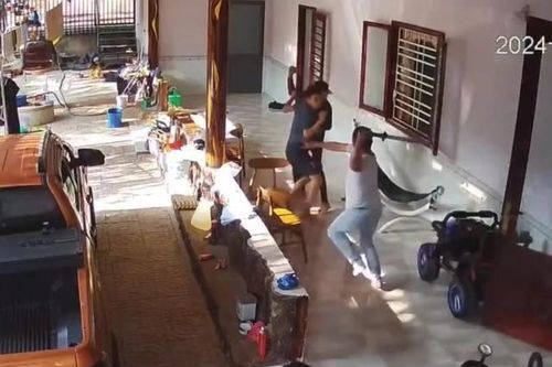 Nhóm đối tượng mang kiếm vào nhà chém người trọng thương đối diện với tội gì?