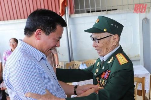 Bí thư Tỉnh ủy Thanh Hóa thăm, tri ân chiến sĩ, thanh niên xung phong tham gia chiến dịch Điện Biên Phủ