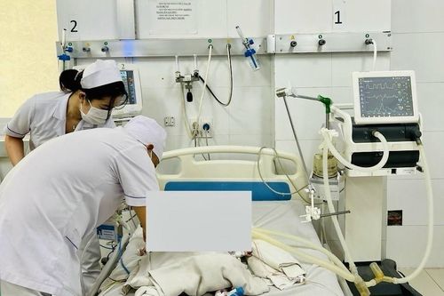 Bé gái 2 tháng tuổi bị phản ứng nặng sau tiêm vaccine 6 trong 1