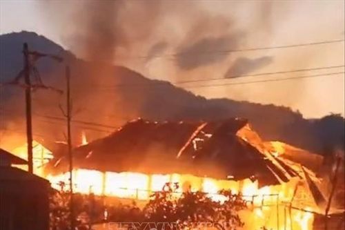 Cháy lớn thiêu rụi nhà sàn tại Lai Châu