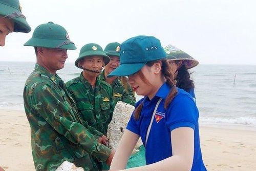 Quảng Trị: Hàng trăm người chung tay làm sạch môi trường biển