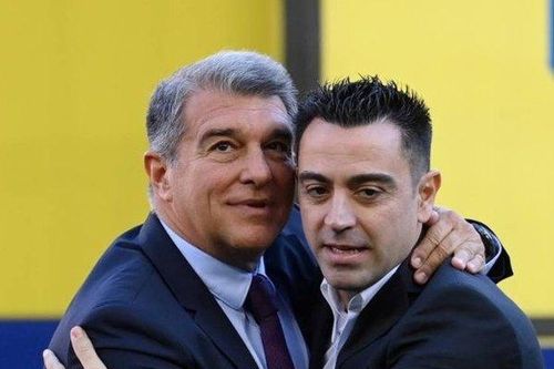 Xavi và Laporta mâu thuẫn khi tiết lộ lý do 'HLV bất ngờ quay xe'