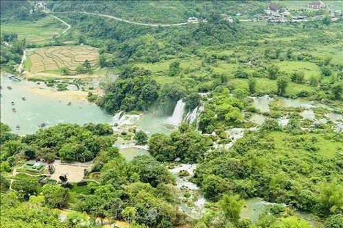 Du khách ưa chuộng các tour du lịch qua biên giới dịp nghỉ lễ 30/4-1/5