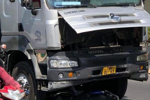 Nha Trang: Va chạm với xe tải, người đàn ông đi xe máy bị đa chấn thương
