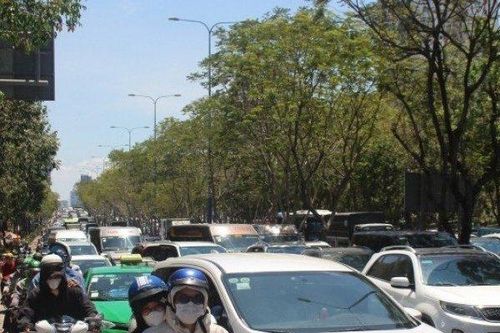 Cửa ngõ TP.HCM ùn tắc từ sáng đến chiều, người dân mệt mỏi nhích từng chút trên đường