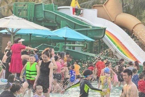Người dân chen nhau trong công viên nước để giải nhiệt trong ngày đầu nghỉ lễ