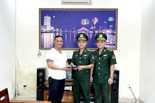 Biên phòng cửa khẩu cảng Đà Nẵng trao trả tài sản cho thuyền viên nước ngoài