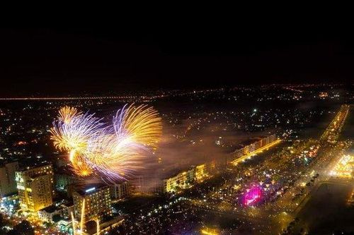Vạn du khách đổ về Sầm Sơn tắm biển, dự khai mạc du lịch 2024