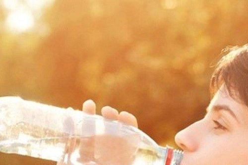 3 kiểu uống nước gây hại cơ thể ngày nắng nóng, mọi người cần lưu ý