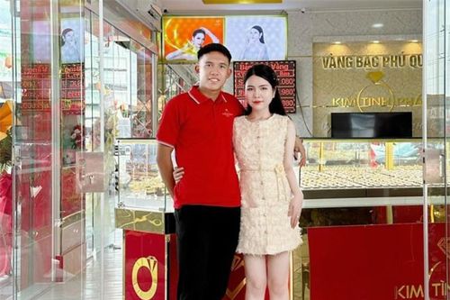 Sao U23 Việt Nam cưa đổ cô chủ tiệm vàng: Mối tình năm 17 tuổi giờ nổi tiếng vẫn trách nhiệm, tình cảm