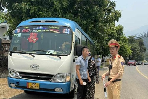 Vĩnh Phúc: CSGT kịp thời hỗ trợ xe khách gặp sự cố khi đổ đèo Tam Đảo