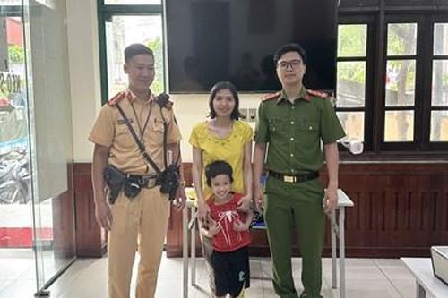 Đại úy công an giao thông giúp đỡ cháu bé bị lạc đường về với gia đình