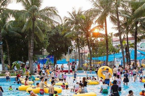 Người dân đổ về công viên nước ngày nghỉ lễ 'giải nhiệt'