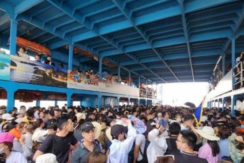 Khách chờ phà 3 tiếng để ra Cát Bà du lịch, trưởng bến phà nói gì?