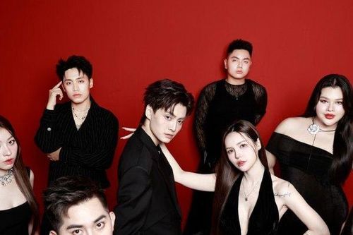 Lucie và Tuấn Dương trình làng đội hình 'tắc kè hoa'