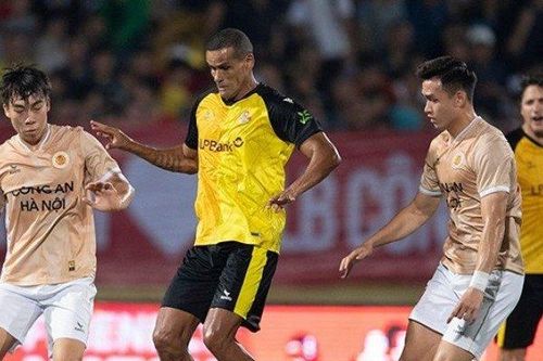 CLB Bóng đá CAHN thi đấu giao hữu với các huyền thoại bóng đá Brazil