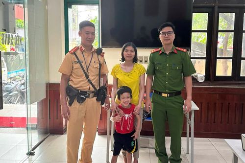 Cảnh sát giao thông giúp cháu nhỏ đi lạc đoàn tụ gia đình