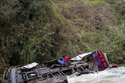 Xe buýt rơi xuống sông ở Peru, ít nhất 23 người chết