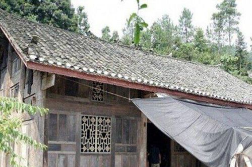Ngôi nhà lụp xụp bỗng 'nổi như cồn', được hét giá hơn 35 tỷ nhờ xây bằng thứ này
