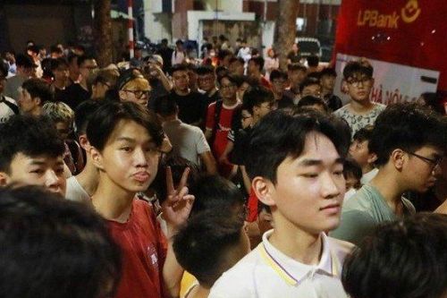 Fan Việt đợi hơn 1 giờ chờ gặp Rivaldo và dàn cựu ngôi sao Brazil nhưng đành về 'tay trắng'