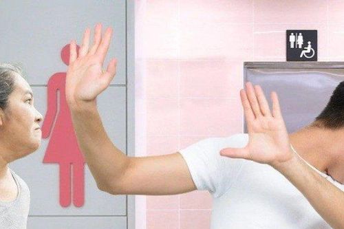 Mẹ tát bôm bốp cậu con trai trưởng thành vì dám nhìn lén trong nhà vệ sinh nữ