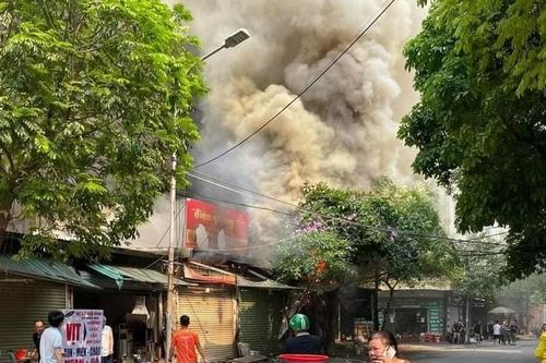 Hà Nội: Cháy lớn tại dãy ki ốt kinh doanh gần chợ Xuân Đỉnh