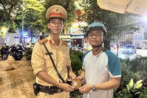 Cảnh sát giao thông bàn giao tài sản cho người dân bị đánh rơi